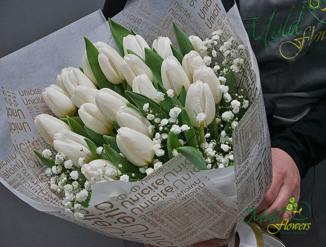 Букет с белыми тюльпанами и гипсофилой Фото